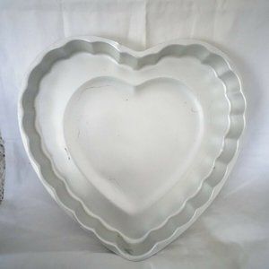 Amscan Fluted Heart Cake Pan